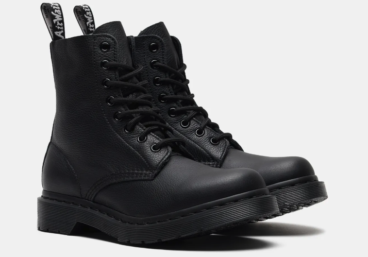 На фото: классические черные Dr. Martens, артикул 24479001 (магазин Brandshop)